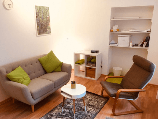 Einblick in das Therapiezentrum Simmering Foto von einem Sofa und einen Sessel im Therapiezentrum Simmering